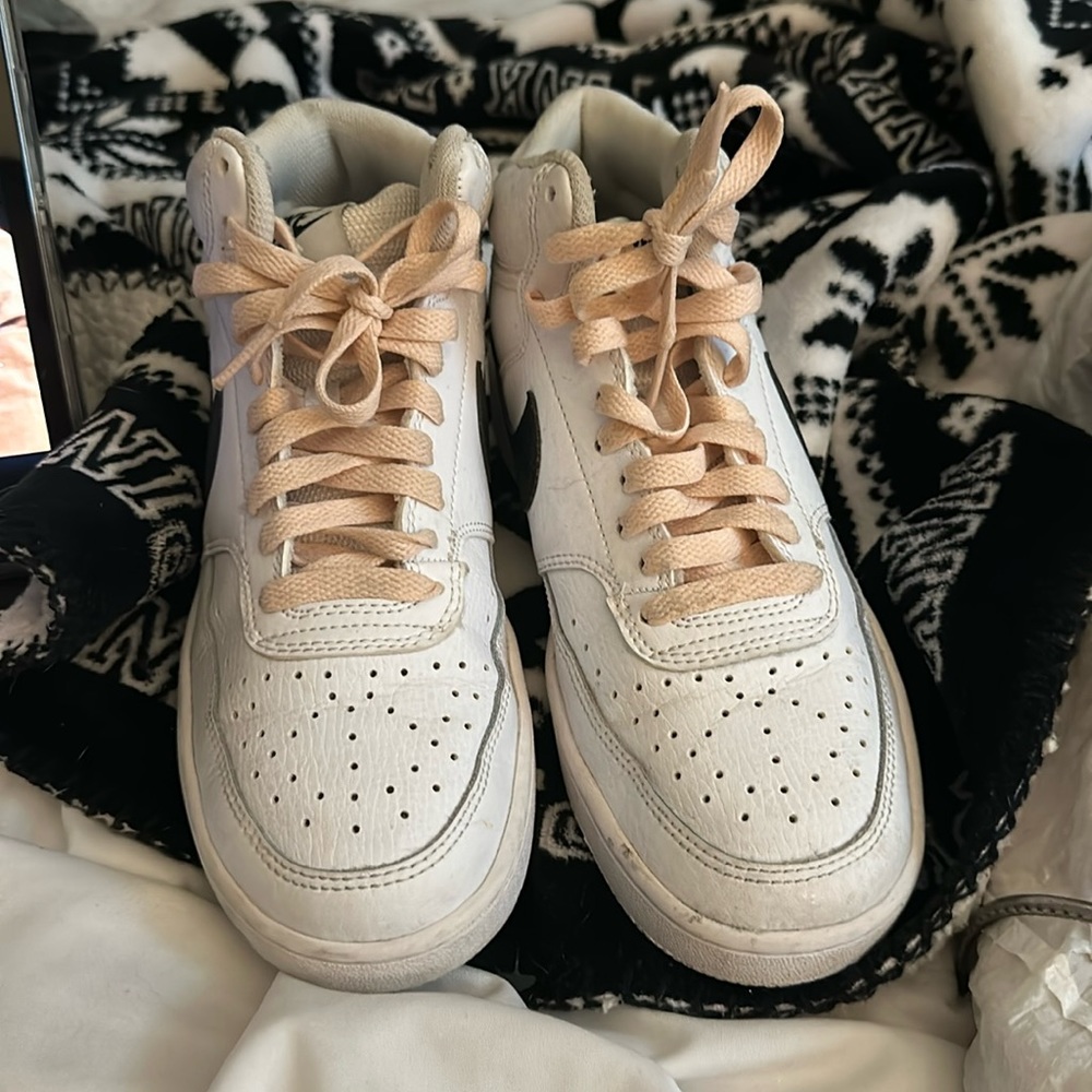 Used nike white medium top with pink lace size 7.5